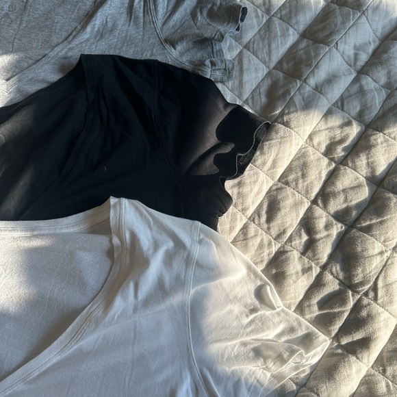 Lululemon love vneck tshirt in gray, white & black - Picture 4 of 5